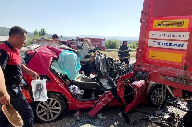 Son dakika: Muğla Milas'ta feci kaza! Kamyon dorsesinin altına giren araçtan sağ kurtuldular