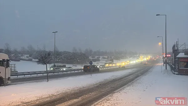 İstanbul’da kar yağdı trafik kilitlendi! İETT otobüsleri yine yolda kaldı - 12