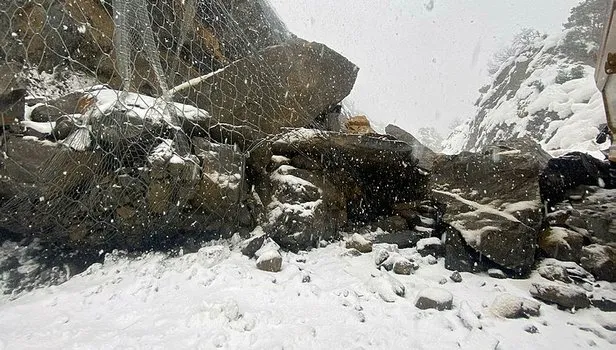Zonguldak-İstanbul yolunda heyelan! İstanbul istikameti ulaşıma kapatıldı