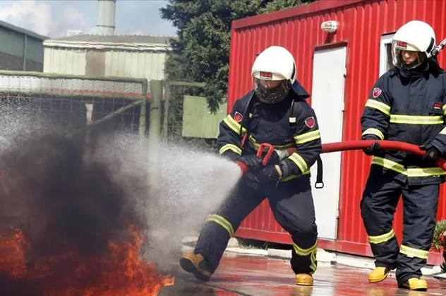 İzmir'de kağıt fabrikasında korkutan yangın