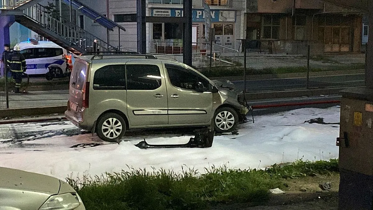 Kocaeli'de korku dolu anlar! Benzin yüklü tanker kaza yaptı! Evler tahliye edildi! Sokaklar köpüklendi