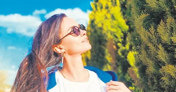 Güzel oyuncu Hande Soral, İstanbul’da güneşi görünce aşka geldi