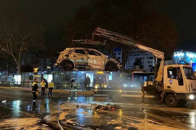 Beşiktaş'ta otomobil alev alev yandı
