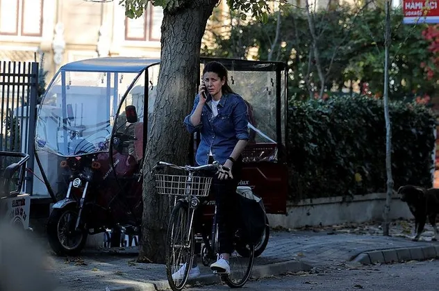 Ölen İngiliz ajan Le Mesurier'in Büyükada'daki evinin önünde gizemli kadın
