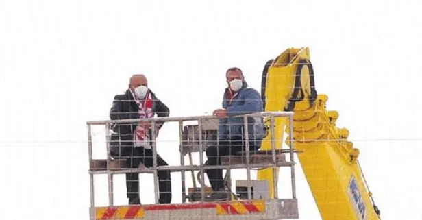 Boluspor Başkanı Abdullah Abat'ın vinç üzerinde maç keyfi