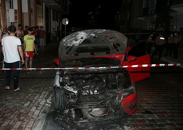 Küçükçekmece'de "iki otomobil ateşe verildi" iddiası polisi alarma geçirdi-3