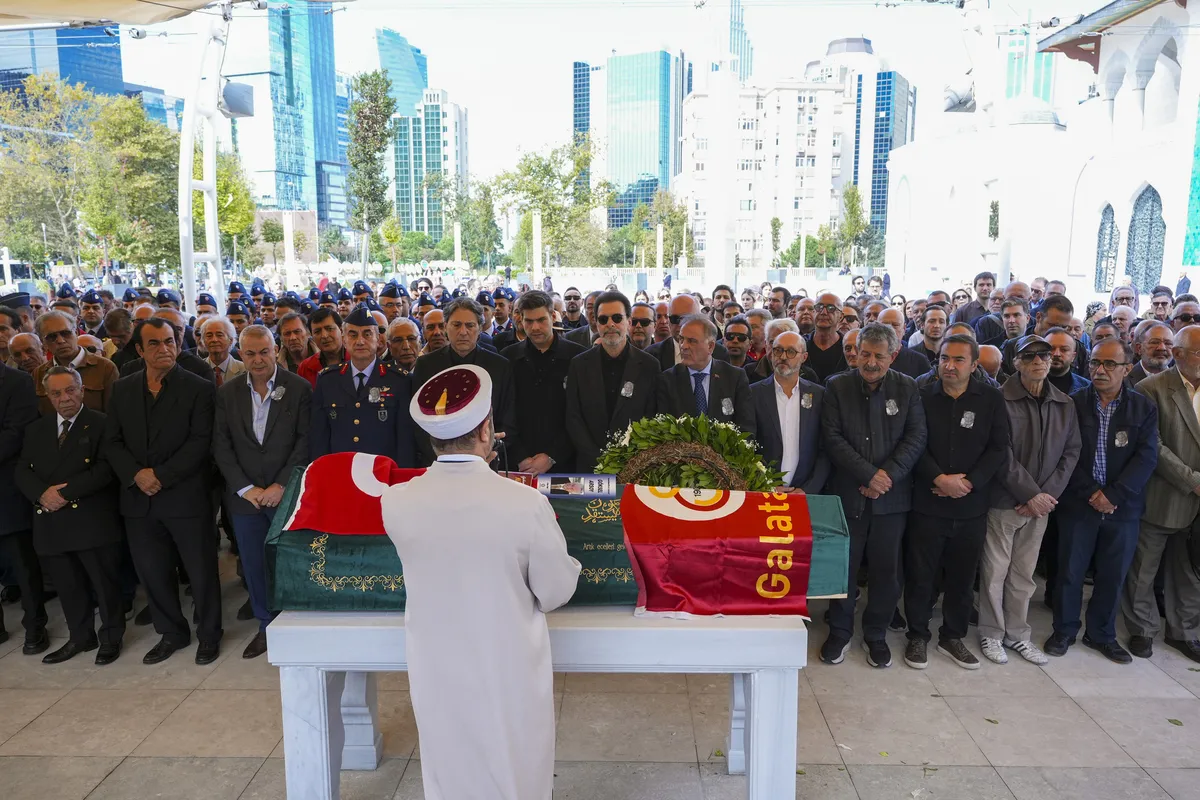 Altın Çocuk’a asker selamıyla veda! Yeşilçam yıldızı Göksel Arsoy son yolculuğuna uğurlandı-4