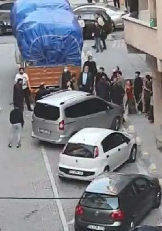 istanbulda-dehset-anlari-baltali-kavga-kamerada-1617084128454.jpg