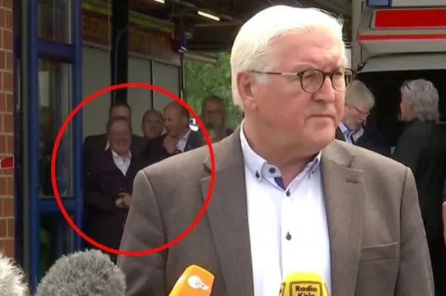 Almanya'da sel felakti bölgesine giden Merkel'in veliahtı Armin Laschet'ten skandal hareket!