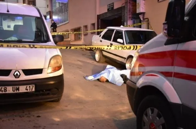 İzmir'de korkunç olay! Sokak ortasında ceset!