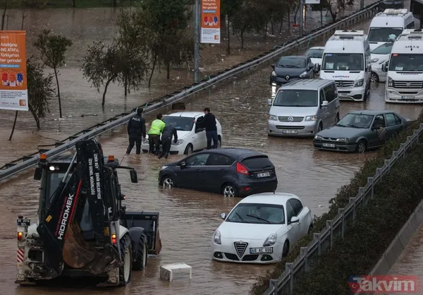 SON DAKİKA: İzmir'de sel felaketi! Polisler vatandaşlara yardımcı oldu - 7