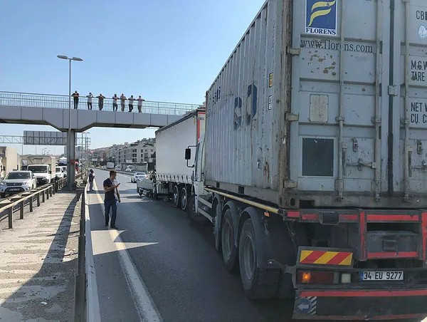 1600173744176.jpg Beylikdüzü'nde üç tır birbirine girdi! Trafik kilitlendi-2