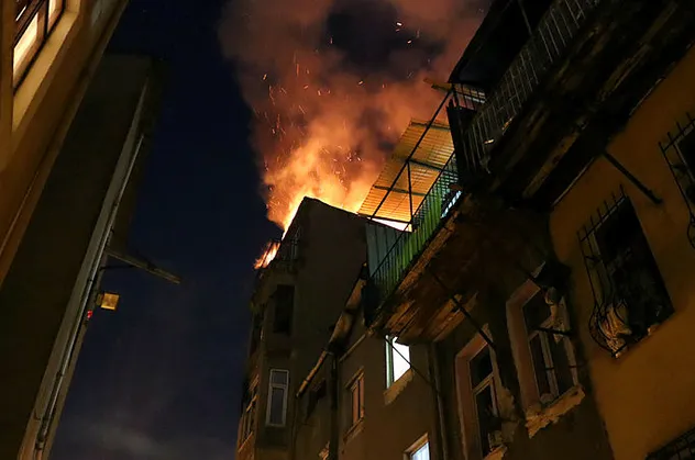 Beyoğlu'nda yangın paniği