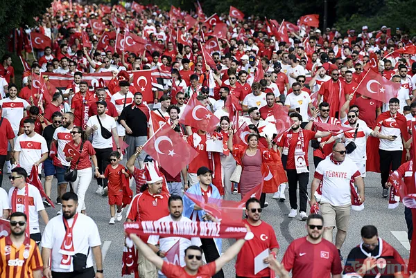 Türkiye-Çekya maçı öncesi Türk taraftarlar Hamburg sokaklarını kırmızı-beyaza boyadı! İşte görsel şölenden kareler... - 5