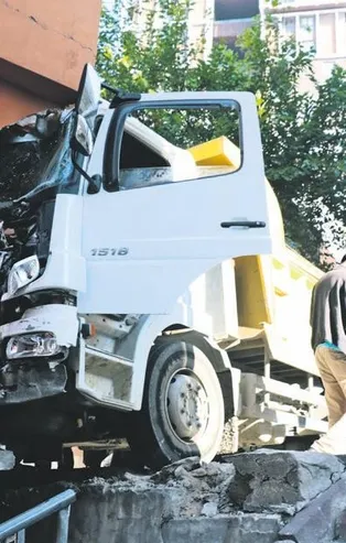 Kağıthane'de freni tutmayan kamyon evin duvarına çarpıp yatak odasına girdi