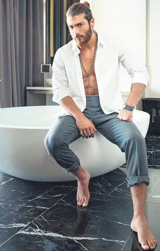 Can Yaman çapkınlıkta sınırları aştı! Demet Özdemir’le adı anılırken Anna Signore ile yakınlaştığı ortaya çıktı