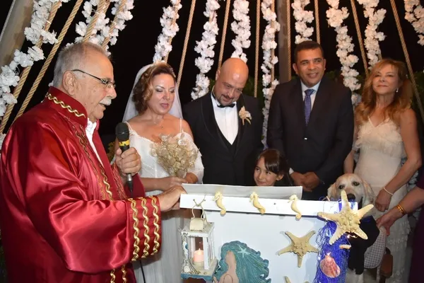 1693192860661.jpeg CHP'li Çanakkale Belediye Başkanı Ülgür Gökhan yeni bir skandala imza attı! Yangından kaçtı düğüne koştu! Utanmadan üzerine paylaşım yaptı-8