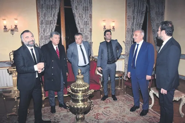 ‘Eşkıya Dünyaya Hükümdar Olmaz’ setini ziyaret eden AK Parti Ümraniye Belediye Başkan Adayı İsmet Yıldırım ekibi tebrik etti-1