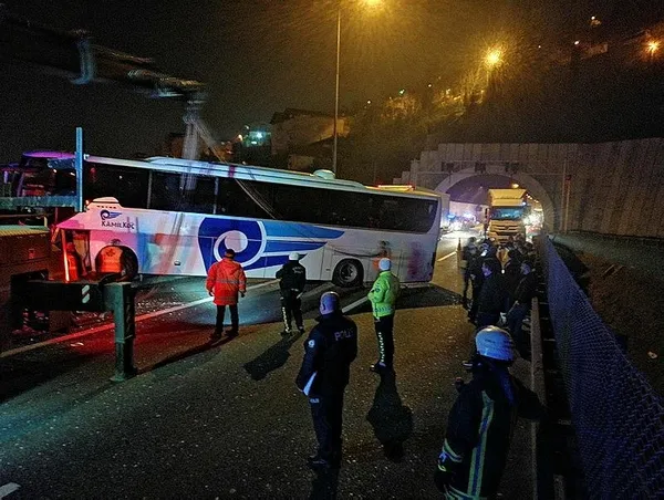 Son dakika: Gece yarısı adeta facia: Kocaeli TEM otoyolunda araç kaza yaptı 30 kişi 30 metre yükseklikte dehşeti yaşadı-3