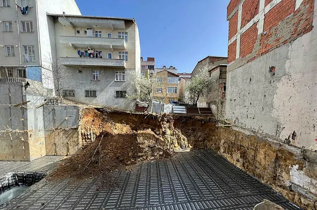 Arnavutköy'de inşaatta toprak kayması! Yandaki bina boşaltıldı