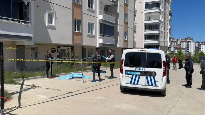 samsunda-3-kattan-dusen-sahis-hayatini-kaybetti-yurek-yakan-detay-1715081822335.jpeg Samsun'da 3. kattan düşen şahıs hayatını kaybetti! Yürek yakan detay-2