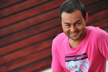 Serdar Ortaç sahnede düştü ama şarkıyı bırakmadı! MS hastalığıyla mücadele ettiği bilinen Ortaç yürekleri ağıza getirdi