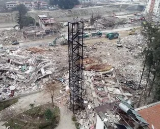 Depremde binalar yıkıldı, yangın merdiveni ayakta kaldı