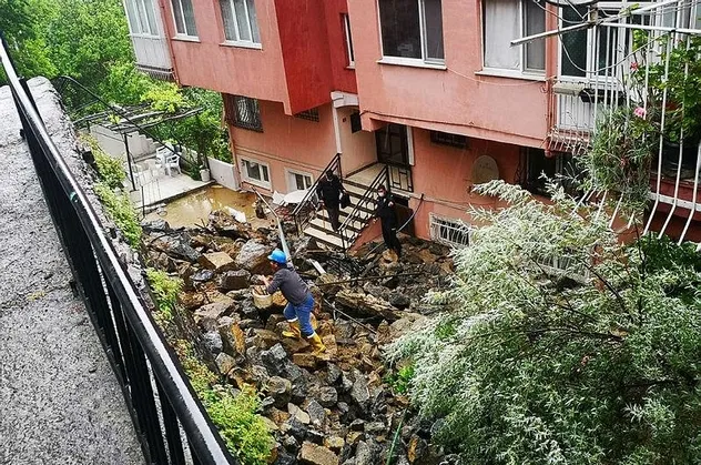 Beykoz’da korku dolu anlar: İstinat duvarı çöktü 3 apartman tahliye edildi