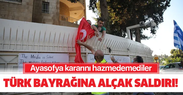 Alçak provokasyon! İsrail ordusundan silahlı bir kişinin de aralarında bulunduğu grup Kudüs’te Türk bayrağı yaktı!