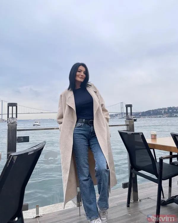 Aleyna Tilki’nin annesi Havva Öztel tatil paylaşımıyla tozu dumana kattı! Beyaz minisiyle taş merdivenlerde poz verdi ilgi odağı oldu - 6