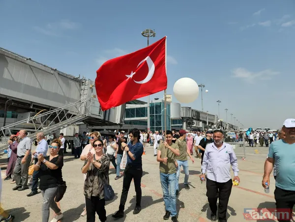 Fethin 569. yılında Atatürk Havalimanı'nda büyük coşku! İlk fidanı Başkan Erdoğan dikti, SOLOTÜRK'ten nefes kesen gösteri - 21