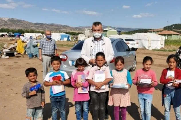 Mevsimlik tarım işçilerine Kur'an ve kitap hediye edildi