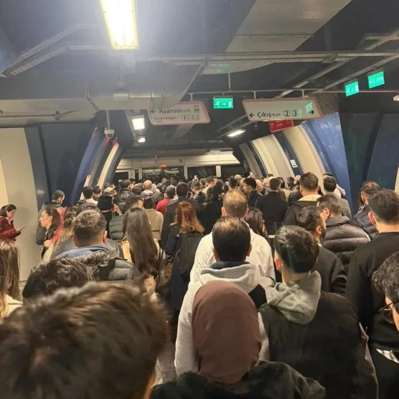 istanbulda-ulasim-coktu-m7-metrosunda-izdiham-1777381807413.jpeg İstanbul’da ulaşım çöktü! M7 metrosunda izdiham: Vatandaş isyanda-4