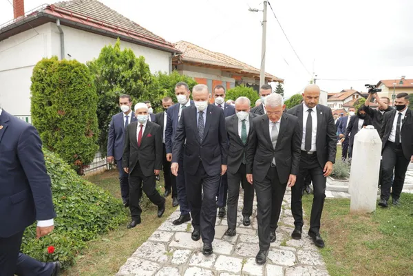 baskan-recep-tayyip-erdogan-bosna-hersekte-aliya-izzetbegovicin-kabrini-ziyaret-etti-1630062690412.jpg