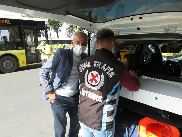 ceza-kesilen-taksici-muhabire-patladi-sen-sor-diye-1633004761726.jpg Ceza kesilen taksici muhabire patladı: Sen sor diye...-2