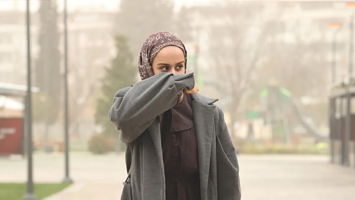 İki mevsim bir arada: Yağışlı hava geri dönüyor! Meteoroloji'den toz, kar ve zirai don alarmı