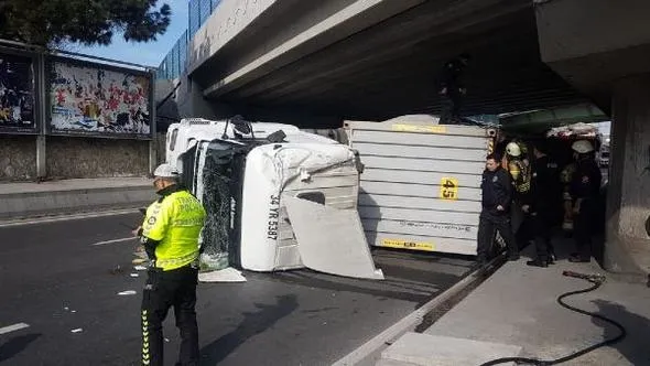 Bakırköy'de üst geçide çarpan TIR devrildi-3