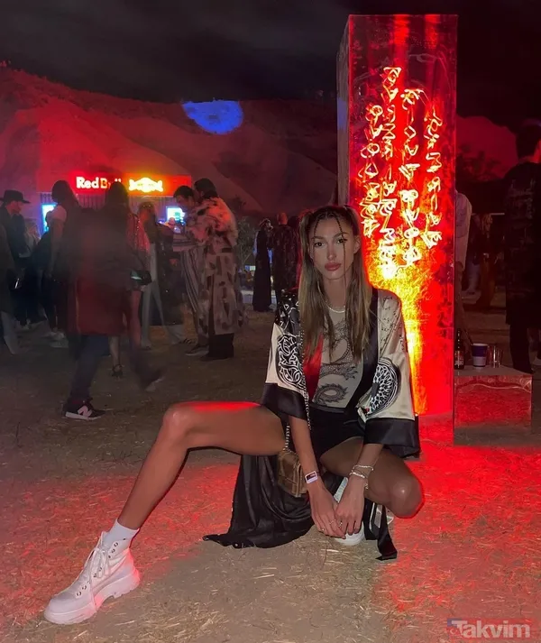 Şevval Şahin’in 48’lik annesine bakın! İddialı mayolu pozuyla kızını solladı sosyal medyayı salladı herkes onu konuştu - 7