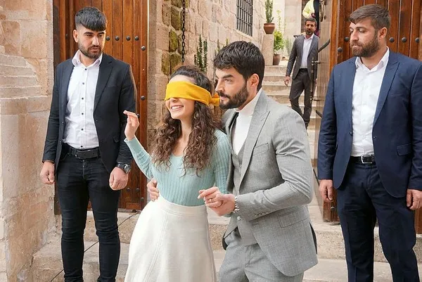 Atv'nin fenomen dizisi Hercai fırtınası ABD'ye sıçradı: Reyyan karakterini canlandıran Ebru Şahin'e beğeni yağdı-3