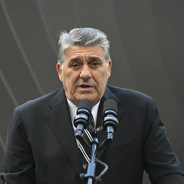 G.Saray Rafa’nın formasını alır