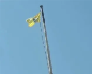 YPG/PKKdan Tel Abyadda bayrak oyunu! Birini indirip diğerini astılar