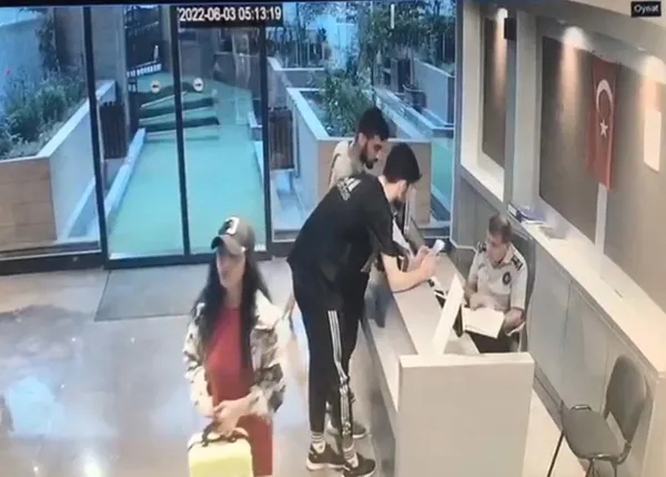 kagithanede-iranli-isadaminin-500-bin-liralik-ziynet-esyasi-ve-1000-dolarini-calan-mini-etekli-hirsiz-dovmesin-1655126886241.jpg Kağıthane'de İranlı işadamının 500 bin liralık ziynet eşyası ve 1000 dolarını çalan mini etekli hırsız dövmesinden tanınarak yakalandı-4