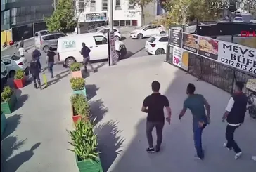 Bağcılar'da iş yerinde patlama anı kamerada