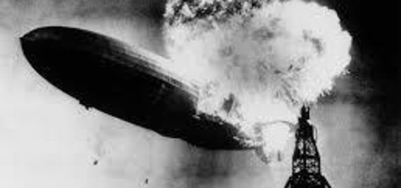 Dünyanın en büyük zeplini olan Hindenburg, havalandıktan kısa süre sonra alev aldı ve yanarak yere çakıldı. 35 yolcunun öldüğü kazadan sonra, bu taşımacılık yönteminden vazgeçildi