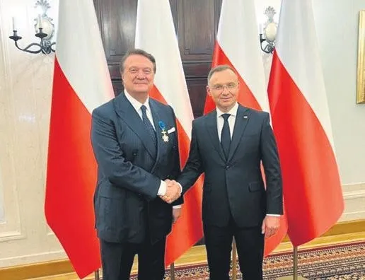 Başkan Hasan Arat’a üstün liyakat madalyası