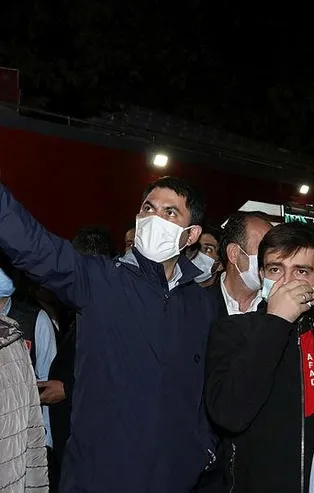 Çevre ve Şehircilik Bakanı Murat Kurum, İzmir'de enkazlarda yürütülen çalışmaları inceledi