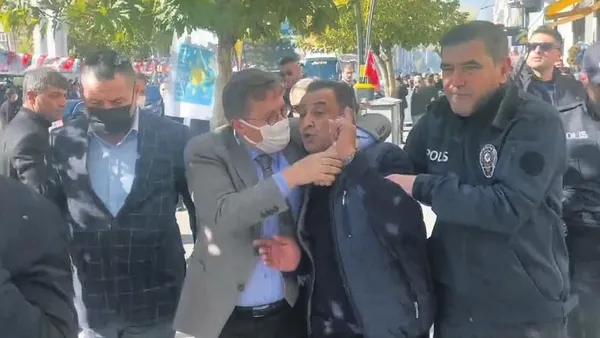 İYİ Parti Milletvekili Lütfü Türkkan, şehit kardeşinin boğazına sarılıp galiz küfür etti-1