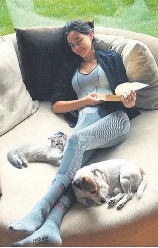 Zeynep Sever Demirel'den minik kedisi ve köpeğiyle sevimli poz