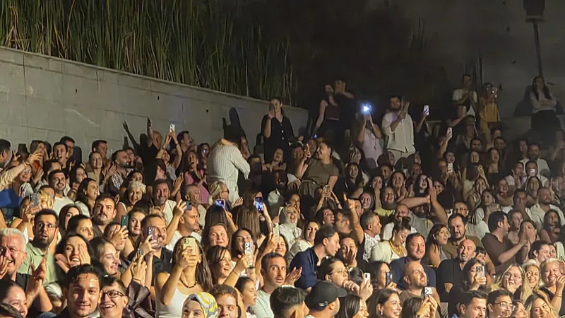 gokhan-turkmen-zonguldak-konserinde-9-evlilik-teklifi-1787823719359.jpeg Gökhan Türkmen konserinde daha önce yaşanmamış olay: Üst üste 9 evlilik teklifi!-3