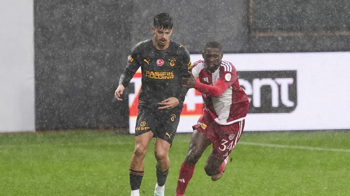 Galatasaray hazırlık maçında 3-0'dan dönerek Pendikspor ile berabere kaldı
